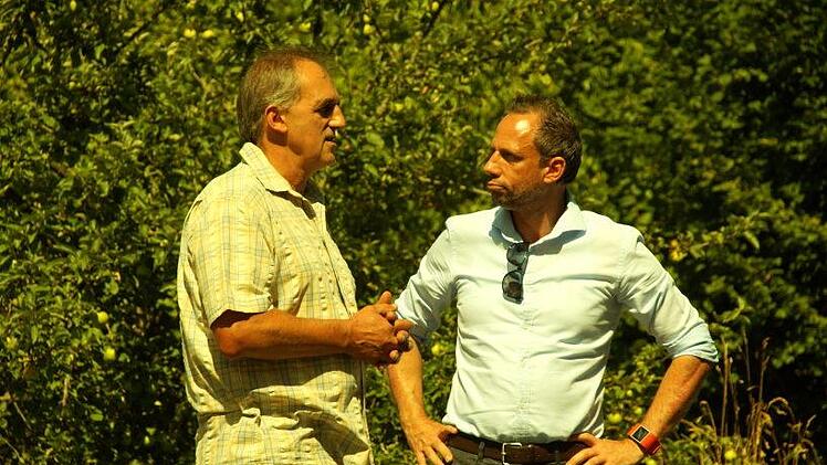 Otto Wei&szlig; (links) begr&uuml;&szlig;t Staatsminister Thorsten Glauber auf seinem Hof.