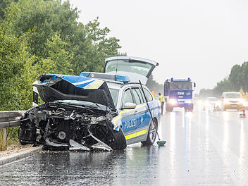 Polizeiauto total beschädigt: Einsatzfahrt endet in Leitplanke