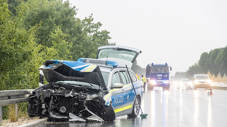 Polizeiauto total beschädigt: Einsatzfahrt endet in Leitplanke
