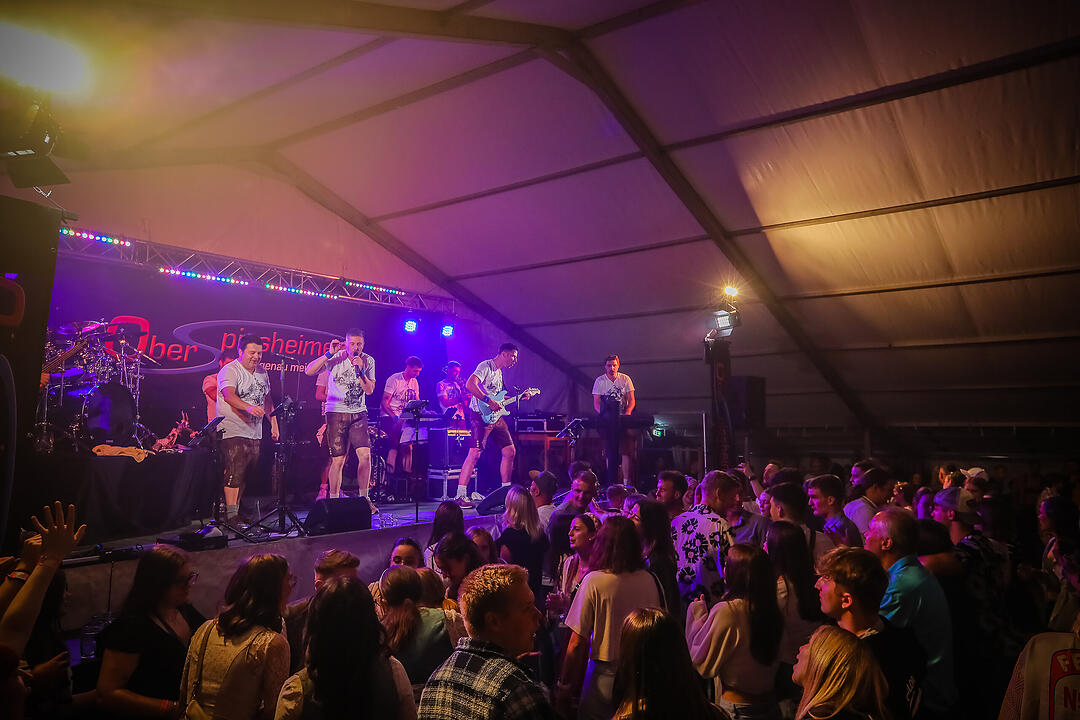 Samstagsparty im Festzelt!
