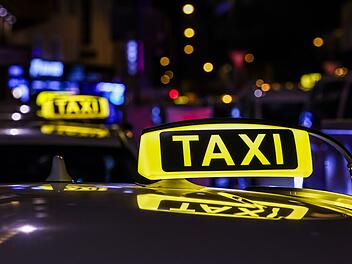 Schlägerei zwischen Taxifahrer und Fahrgast im Kreis Hof