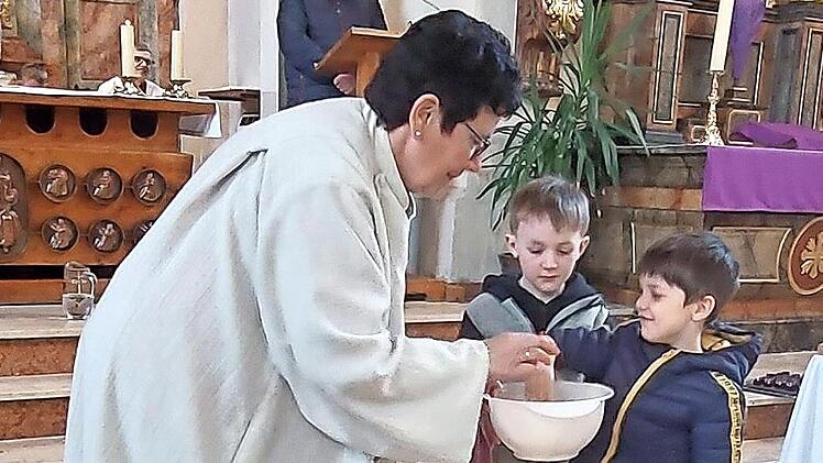 Einige Kinder lie&szlig;en sich im Gottesdienst symbolisch die H&auml;nde waschen &ndash; ein stiller und eindrucksvoller Moment.
