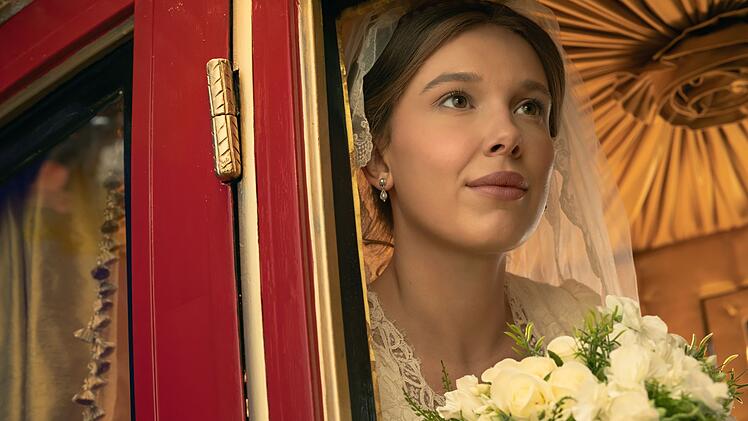 Enola Holmes (Millie Bobby Brown) befindet sich bereits auf dem Weg zu ihrer Trauung, als sie eine schreckliche Nachricht erh&auml;lt.