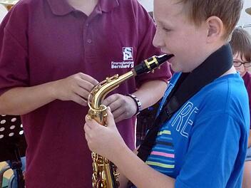 Lukas Stumpf übt unter der Anleitung von Julian Gehring am Saxofon. Foto: Musikkapelle Nordhalben