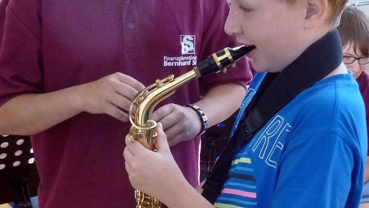 Lukas Stumpf übt unter der Anleitung von Julian Gehring am Saxofon. Foto: Musikkapelle Nordhalben