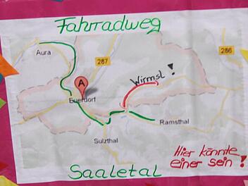 Ein Radweg nach Wirmsthal war beim Faschingsumzug begehrtes Thema. Jetzt stimmte der Gemeinderat dem Vorhaben zu. Fotos: Gerd Schaar