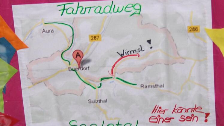 Ein Radweg nach Wirmsthal war beim Faschingsumzug begehrtes Thema. Jetzt stimmte der Gemeinderat dem Vorhaben zu. Fotos: Gerd Schaar