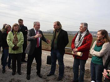 Der Wiesentthauer Bürgermeister Hans Weisel schildert dem Bundestagsabgeordneten Anton Hofreiter (m.) eindringlich die Lage. Rechts davon stehen BN-Kreisvorsitzender Heinrich Kattenbeck und Kreisrätin Lisa Badum. Links steht Edith Fießer. Fotos: Galster
