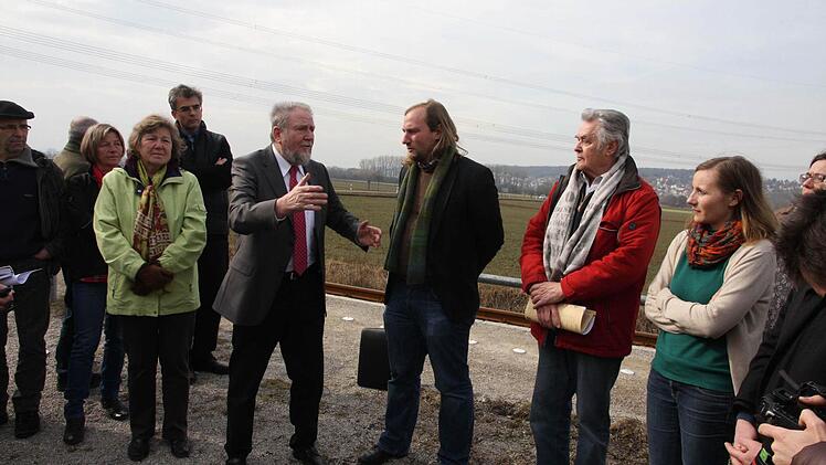 Der Wiesentthauer Bürgermeister Hans Weisel schildert dem Bundestagsabgeordneten Anton Hofreiter (m.) eindringlich die Lage. Rechts davon stehen BN-Kreisvorsitzender Heinrich Kattenbeck und Kreisrätin Lisa Badum. Links steht Edith Fießer. Fotos: Galster
