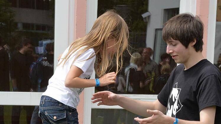 Balanceakt mit Hilfestellung