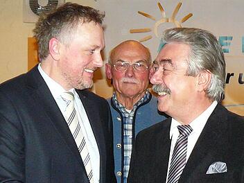 Der WGU/FW-Vorsitzende Philipp Simon Goletz (rechts) gratuliert dem Untersteinacher Bürgermeisterkandidaten Markus Weigel (links) zur einstimmigen Nominierung; mit im Bild Ehrenvorsitzender Alfred Vießmann. Foto: Klaus-Peter Wulf