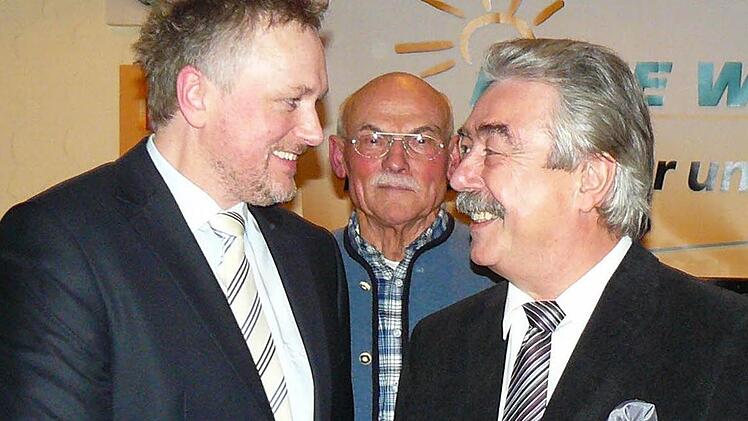 Der WGU/FW-Vorsitzende Philipp Simon Goletz (rechts) gratuliert dem Untersteinacher Bürgermeisterkandidaten Markus Weigel (links) zur einstimmigen Nominierung; mit im Bild Ehrenvorsitzender Alfred Vießmann. Foto: Klaus-Peter Wulf