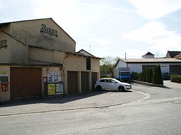 Im Zuge der Dorferneuerung soll an der Einmündung des Kaulbergs in die Hauptstraße ein kleiner Platz entstehen, die Garagen links werden abgebrochen. Foto: Sabine Weinbeer
