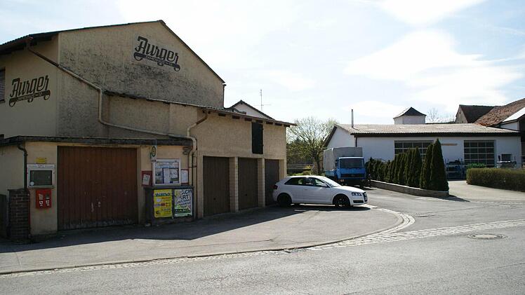Im Zuge der Dorferneuerung soll an der Einmündung des Kaulbergs in die Hauptstraße ein kleiner Platz entstehen, die Garagen links werden abgebrochen. Foto: Sabine Weinbeer