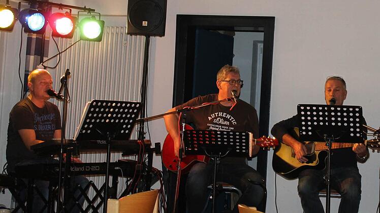 Gegen Ende wurde das Trio der Band "Unterwegs" durch weiblichen Gesang unterstützt. Foto: Janina Reuter