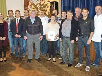 Im Rahmen der SV-Weihnachtsfeier wurden langjährige Mitglieder geehrt. Foto: Lothar Weidner