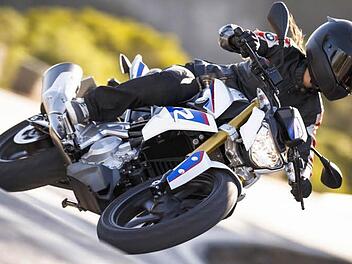Dank entspannter Sitzposition lassen sich weite Etappen komfortabel zurücklegen. Foto: BMW/dpp-AutoReporter
