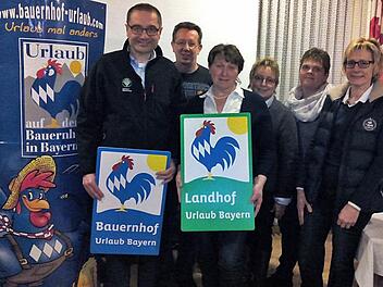 Vorsitzende Anni Reichold (Dritte v. l.) mit dem neuen Logo "Landhof Urlaub" in Bayern nach der Namensänderung. Links Geschäftsführer Joachim Grau mit dem alten Logo, mit im Bild Zweiter Vorsitzender Clemens Zutt und die weiteren Vorstandsmitglieder Christa Endres, Heidi Leykauf und Susanne Braun-Hofmann Foto: Thomas Weichert