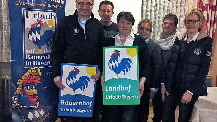 Vorsitzende Anni Reichold (Dritte v. l.) mit dem neuen Logo "Landhof Urlaub" in Bayern nach der Namensänderung. Links Geschäftsführer Joachim Grau mit dem alten Logo, mit im Bild Zweiter Vorsitzender Clemens Zutt und die weiteren Vorstandsmitglieder Christa Endres, Heidi Leykauf und Susanne Braun-Hofmann Foto: Thomas Weichert