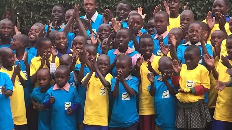 Die vielen Patenkinder bekamen alle ein T-Shirt geschenkt.Regina Rinke