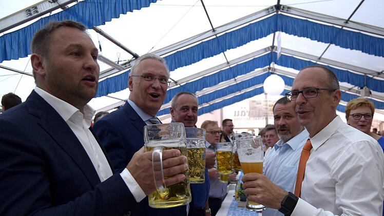 Ein Prosit auf die Jubelwehr mit (von links): Jürgen Baumgärtner, Joachim Hermann, Robert Hümmer (Bürgermeister Altenkunstadt), Michael Bienlein, Christian Meißner, Monika HohlmeierFoto: Andreas Welz