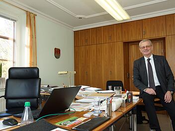 Noch hat Gotthard Schlereth, Bürgermeister von Oberthulba, jede Menge Arbeit auf seinem Schreibtisch liegen. Im Jahr 2020 macht er seinen Stuhl dann für einen Nachfolger frei. Foto: Arkadius Guzy