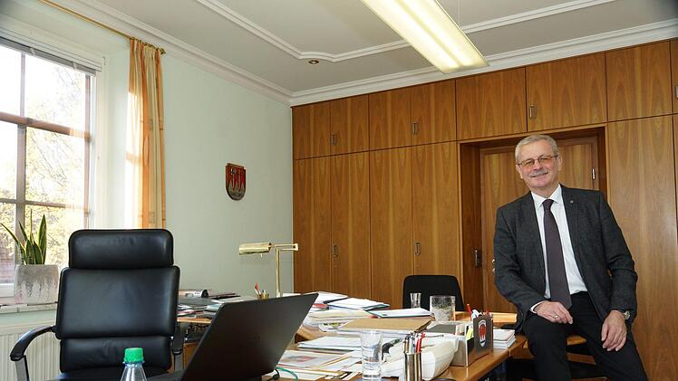 Noch hat Gotthard Schlereth, Bürgermeister von Oberthulba, jede Menge Arbeit auf seinem Schreibtisch liegen. Im Jahr 2020 macht er seinen Stuhl dann für einen Nachfolger frei. Foto: Arkadius Guzy