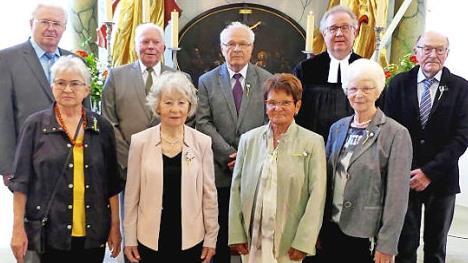 Eiserne Konfirmation (65 Jahre) feierten (vorne, von links) Ingrid Schmeißner, Renate Kroh, Rosemarie Kölbel, Helga Münch sowie (hinten, von links) Christian Knörrer, Erwin Meisel, Arthur Albrecht, Pfarrer Peter Ahrens, Horst Küfner.  Foto: Dieter Hübner
