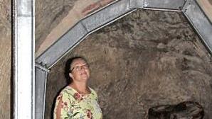 Regina Wohlpart in einem Seitengang des sanierten Kellers