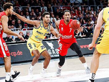 Kenneth Ogbe (gelbes Trikot) verteidigt beim Finalturnier in München gegen den Bamberger Kameron Taylor. Fotos: Daniel Löb