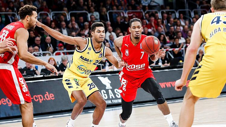 Kenneth Ogbe (gelbes Trikot) verteidigt beim Finalturnier in München gegen den Bamberger Kameron Taylor. Fotos: Daniel Löb