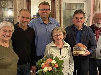 Die Freien Wähler Münnerstadt verabschiedeten ihren langjährigen Vorsitzenden Bruno Schäfer. Auf dem Erinnerungsfoto versammelten sich alle früheren und aktuellen Vorsitzenden der Freien Wähler Münnerstadt (von links): Gudrun Schuster, Frank Erhar...