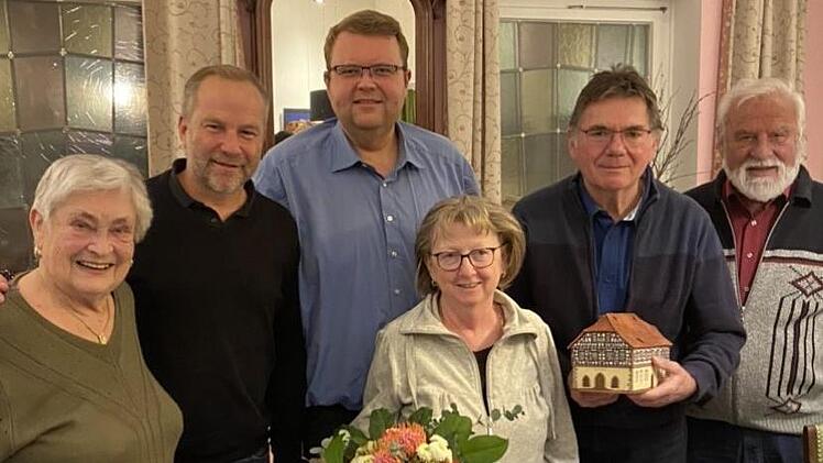 Die Freien Wähler Münnerstadt verabschiedeten ihren langjährigen Vorsitzenden Bruno Schäfer. Auf dem Erinnerungsfoto versammelten sich alle früheren und aktuellen Vorsitzenden der Freien Wähler Münnerstadt (von links): Gudrun Schuster, Frank Erhar...
