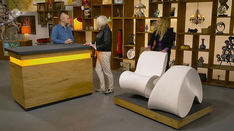 Mit zwei Designerstühlen im Gepäck schlug Jutta aus Bühl bei "Bares für Rares" auf.