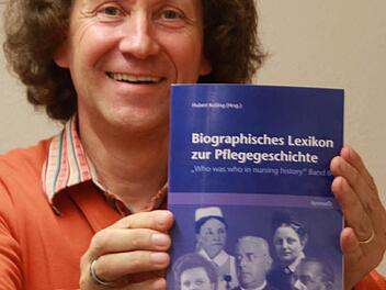Hubert Kolling mit dem soeben erschienen Band 6 des Biographischen Lexikons.   Foto:  Matthias Einwag