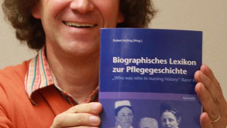 Hubert Kolling mit dem soeben erschienen Band 6 des Biographischen Lexikons.   Foto:  Matthias Einwag