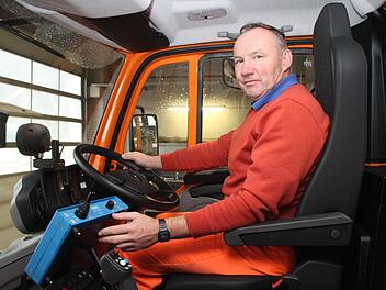 Den Unimog 430 lenkt Straßenwärter Ewald Retsch oft auch vom Beifahrersitz aus. Fotos: Alexander Hartmann