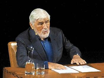84-jähriges Energiebündel mit Weltruhm: Mario Adorf bei seiner autobiografischen Lese-, Spiel-, Gesangs- und Parodie-Performance im Kissinger Regentenbau. Foto: Ahnert