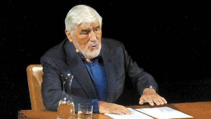84-jähriges Energiebündel mit Weltruhm: Mario Adorf bei seiner autobiografischen Lese-, Spiel-, Gesangs- und Parodie-Performance im Kissinger Regentenbau. Foto: Ahnert