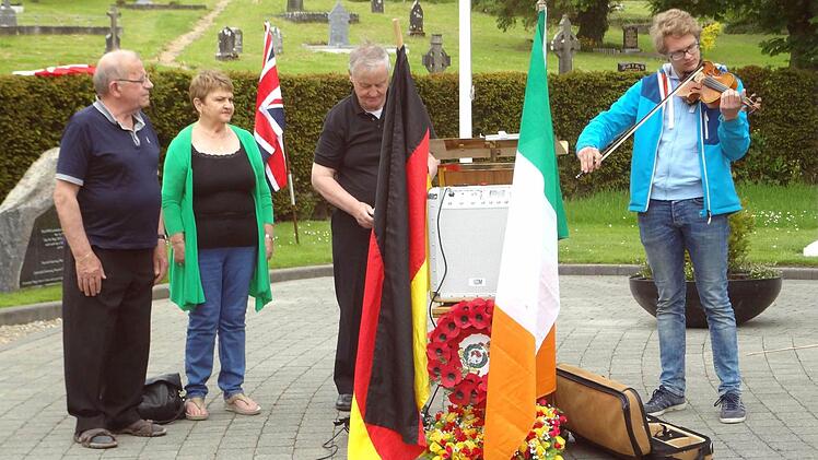 Laurence bei Geigensolo, links das irische Ehepaar Foto: privat