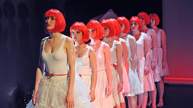 Szene aus "Tristan und Isolde" mit dem Jugendclub des Landestheaters in der Reithalle.Foto: Andrea Kremper