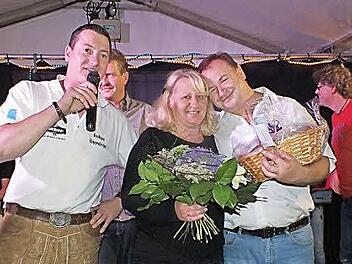 Christoph Schnappauf hatte für das Wirtsehepaar Gabi und Jakob Noppenberger ein Präsent.  Foto: Manfred Welker