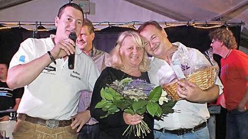Christoph Schnappauf hatte für das Wirtsehepaar Gabi und Jakob Noppenberger ein Präsent.  Foto: Manfred Welker