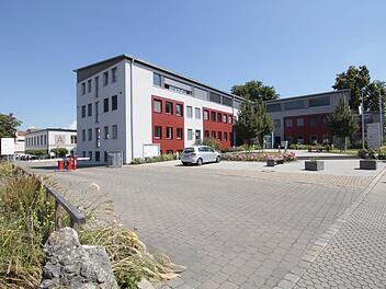 Das Landratsamts-Gebäude am Streckerplatz braucht eine neue Energieversorgung. Geplant ist nun ein Erdgas-Blockheizkraftwerk. Foto: Josef Hofbauer