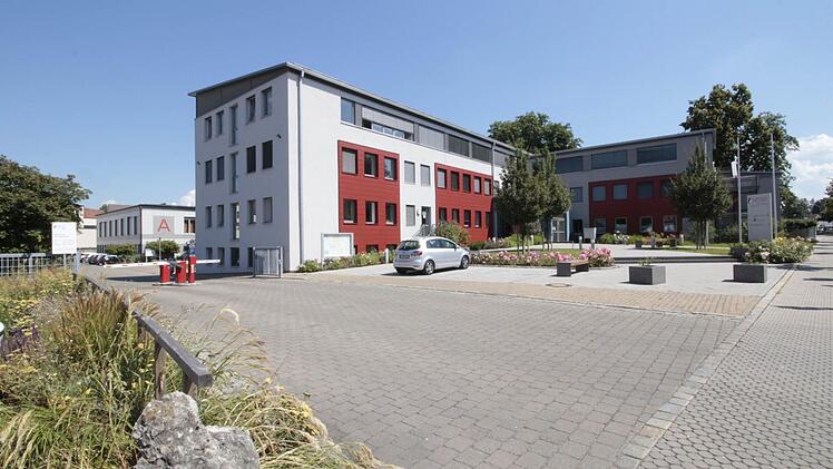 Das Landratsamts-Gebäude am Streckerplatz braucht eine neue Energieversorgung. Geplant ist nun ein Erdgas-Blockheizkraftwerk. Foto: Josef Hofbauer
