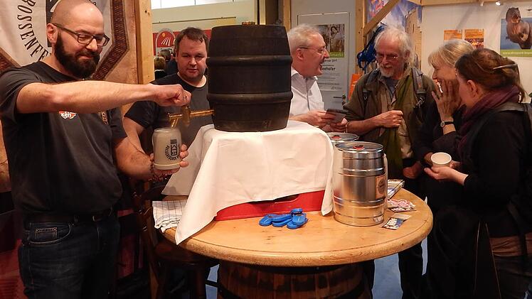 Braumeister Bernd Weibbrecht hat angezapft, Bürgermeister Harald Hübner (Dritter von links) berät derweil die Besucher. Foto: Horst Wunner
