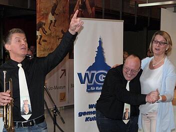 Manfred Spindler und Roland Jonak (hier mit Monika Hofmann vom Paul-Gerhard-Kindergarten als Tanzpartnerin) begeisterten das Publikum bei der Verleihung des WGK-Kulturpreises mit einigen Kostproben ihres komödiantischen Könnens. Foto: Werner Reißaus