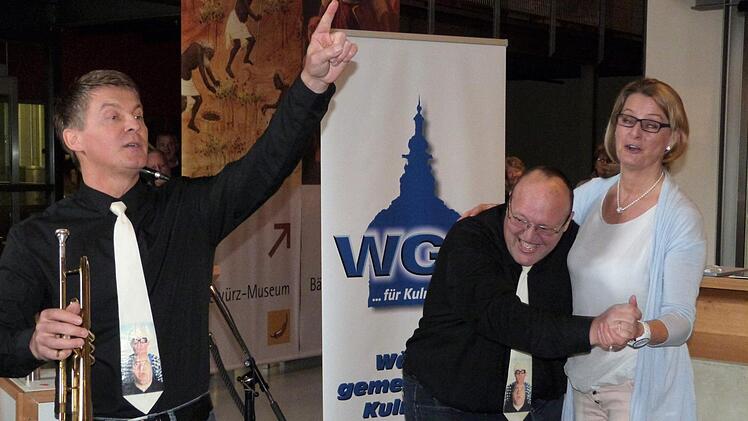 Manfred Spindler und Roland Jonak (hier mit Monika Hofmann vom Paul-Gerhard-Kindergarten als Tanzpartnerin) begeisterten das Publikum bei der Verleihung des WGK-Kulturpreises mit einigen Kostproben ihres komödiantischen Könnens. Foto: Werner Reißaus