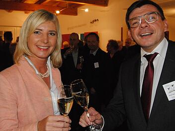 B&uuml;rgermeister Armin Warmuth stie&szlig; mit Ministerin Ulrike Scharf an.  Fotos: Wolfgang D&uuml;nnebier