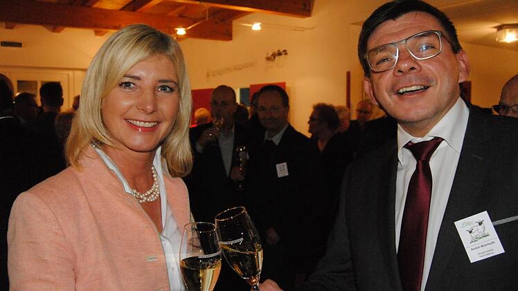 B&uuml;rgermeister Armin Warmuth stie&szlig; mit Ministerin Ulrike Scharf an.  Fotos: Wolfgang D&uuml;nnebier